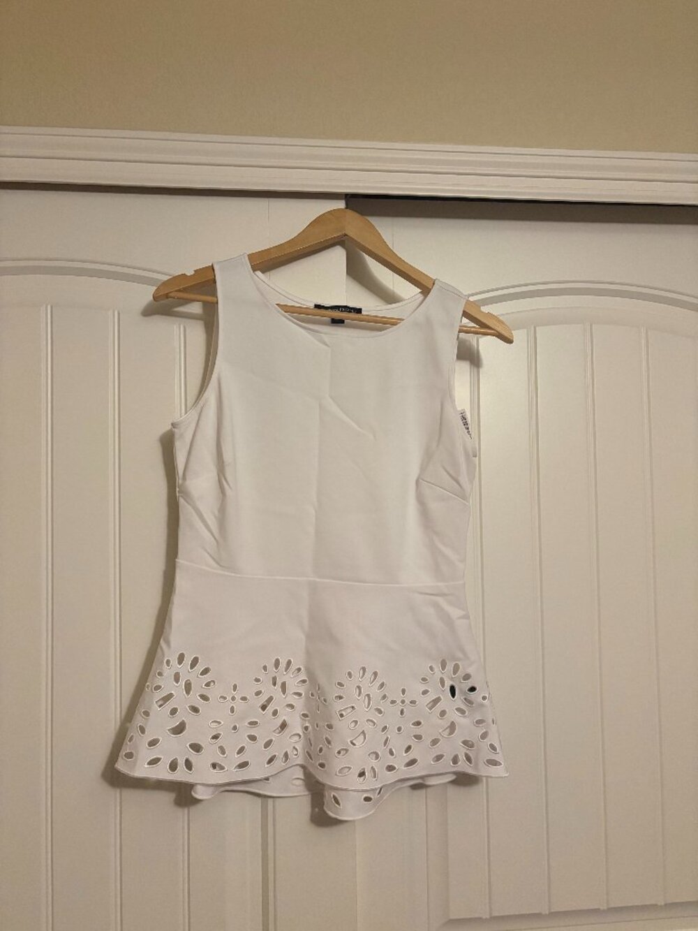 Boston Proper Lace Hem Blouse Size Small White Sleeveless Pull Over Nylon Blend